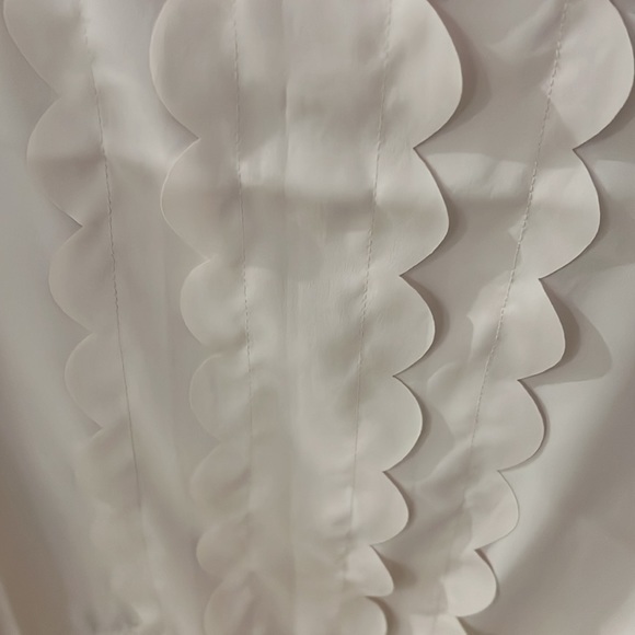 Frenchi Scallop Top‎ - Picture 2 of 6